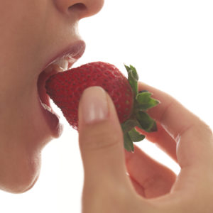 Kvinde spiser jordbær